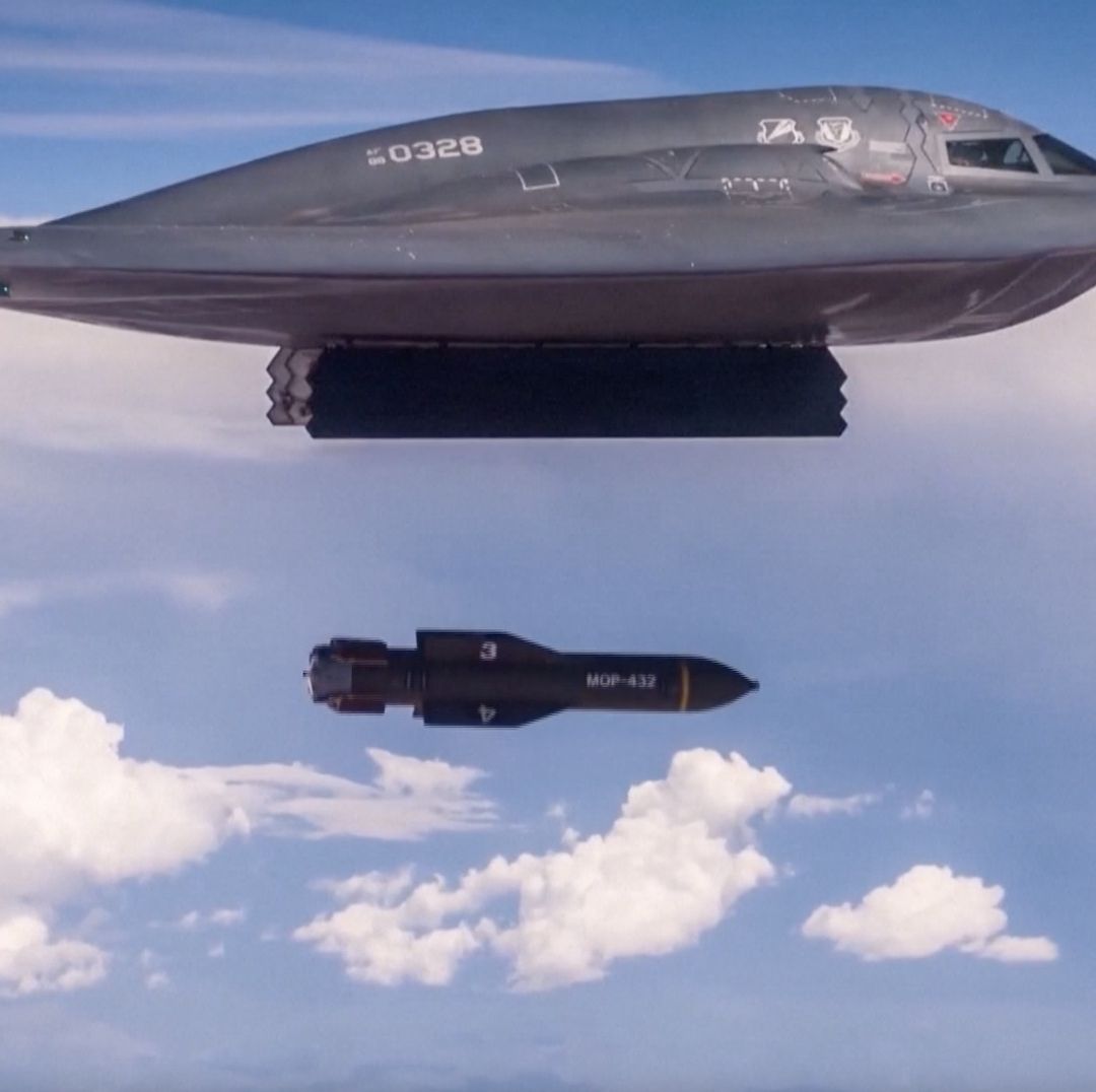 La bomba GBU-57, lanzada desde un bombardero B-2 Spirit