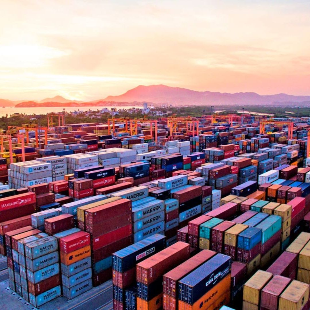 Contenedores en el puerto de Manzanillo, Colima