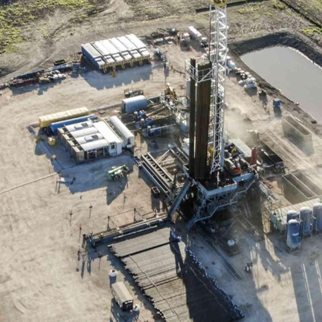 Plataforma de perforación cerca de Karnes City, Texas