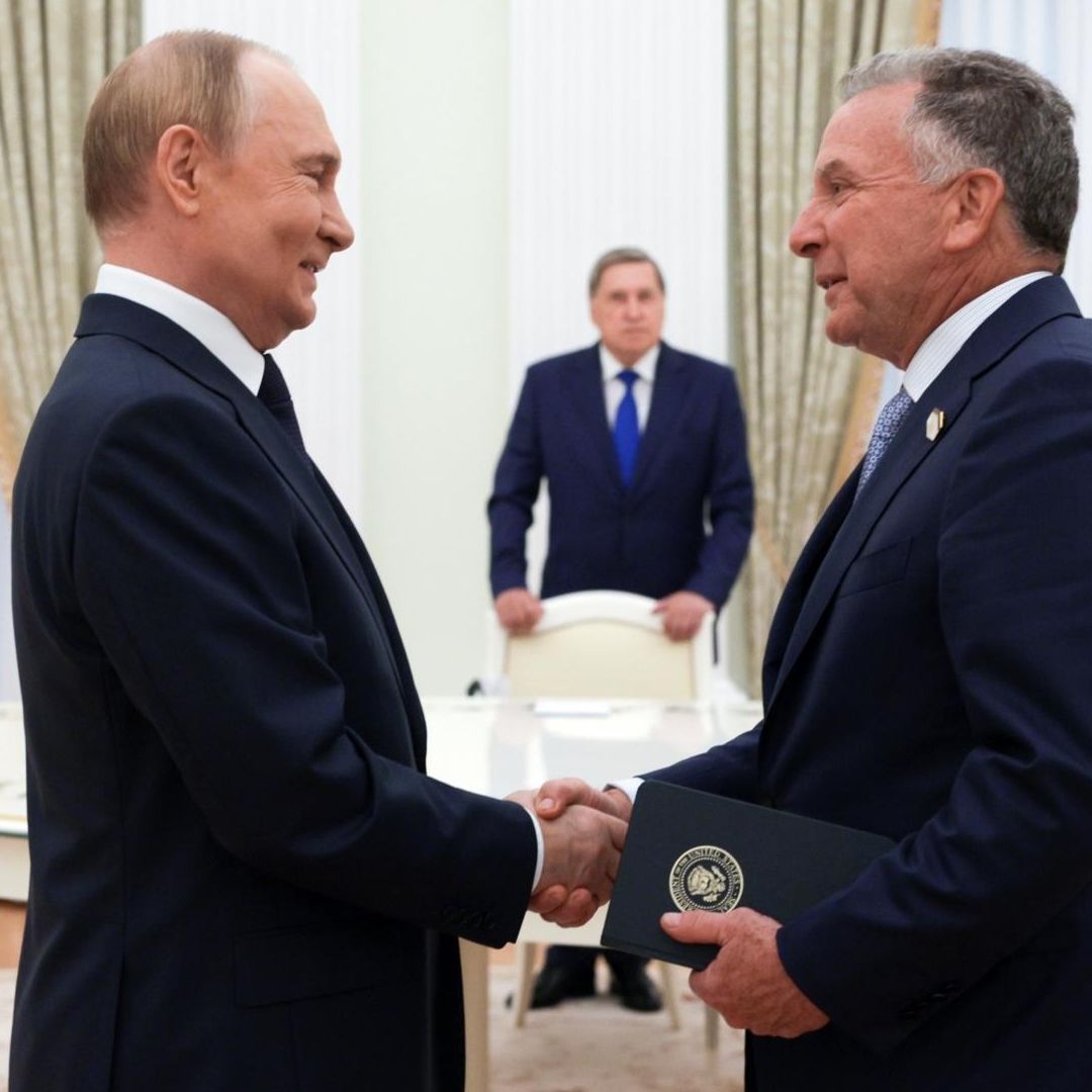 Vladimir Putin y Steve Witkoff estrechan sus manos