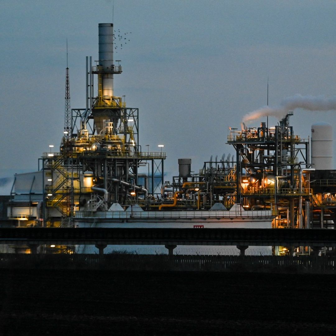 El precio del petróleo sube tras las sanciones de Estados Unidos a las grandes petroleras rusas.