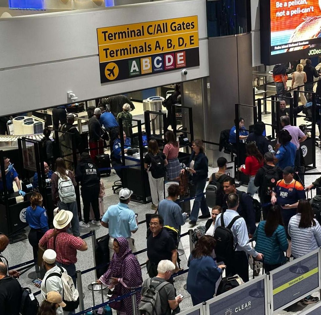 ¿Qué Está Pasando con los Aeropuertos de Estados Unidos y Por Qué Cancelan Vuelos?