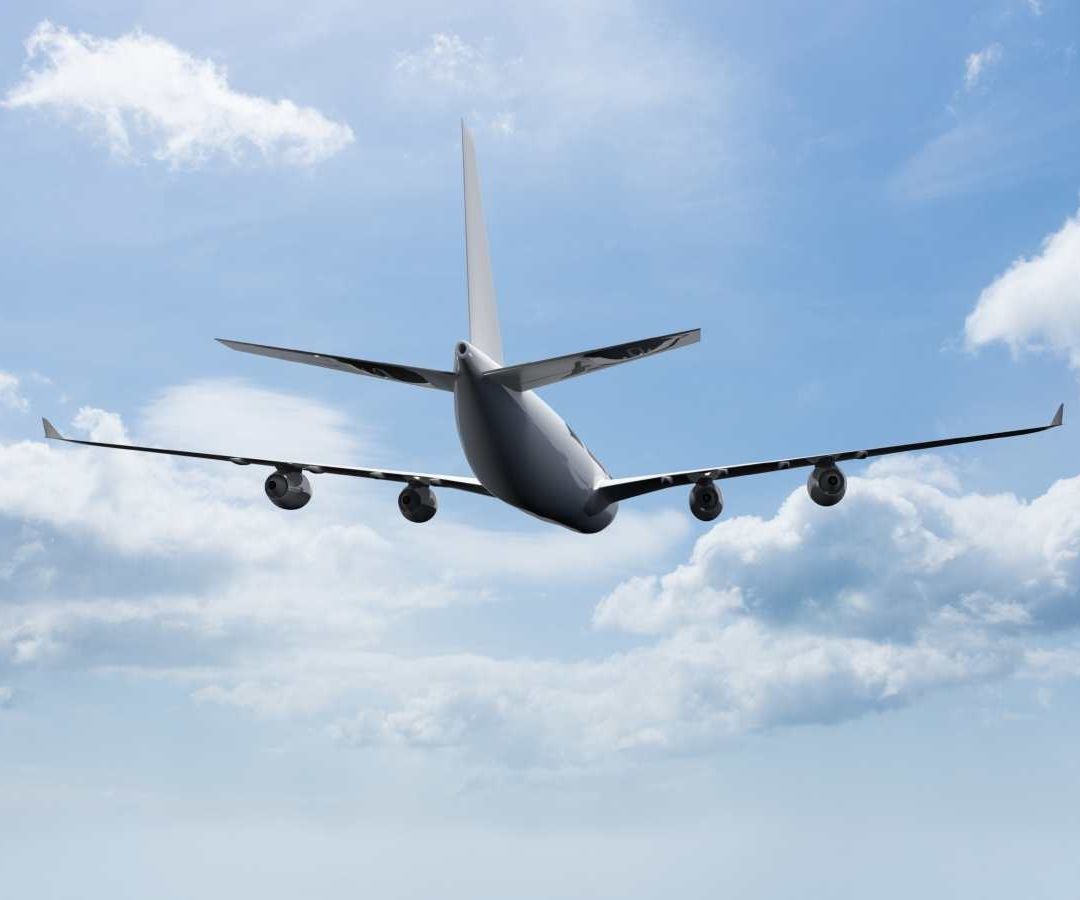 Avion casi choca con una aeronave militar. Foto: Freepik