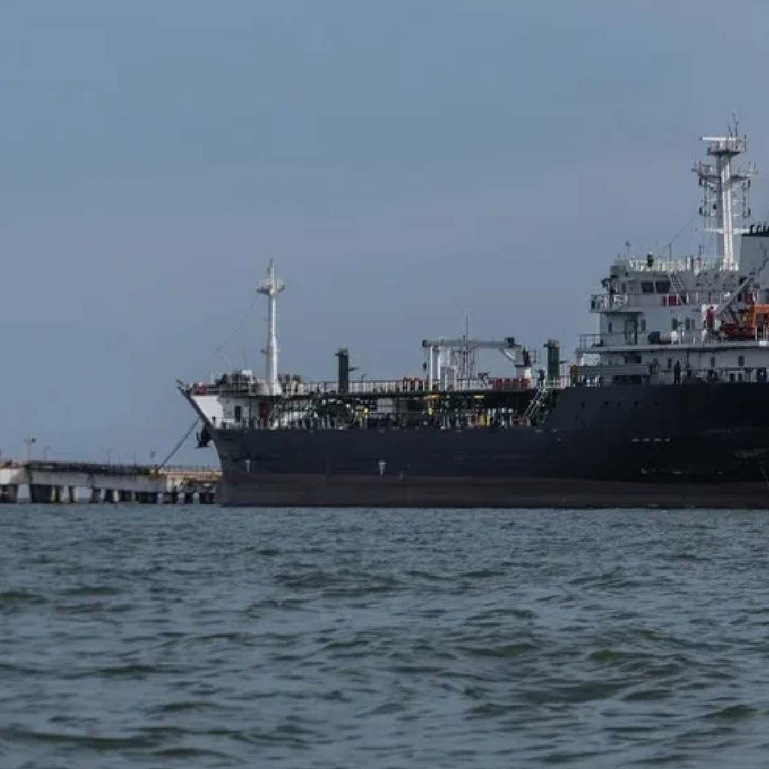 Barco que transporta combustibles en Venezuela. Foto: EFE