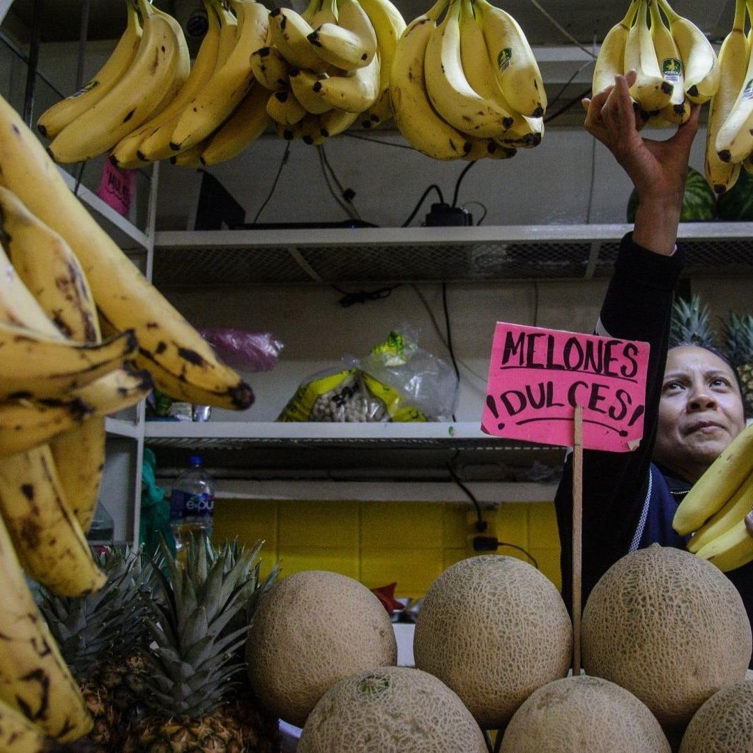 Mujer en puesto de frutas