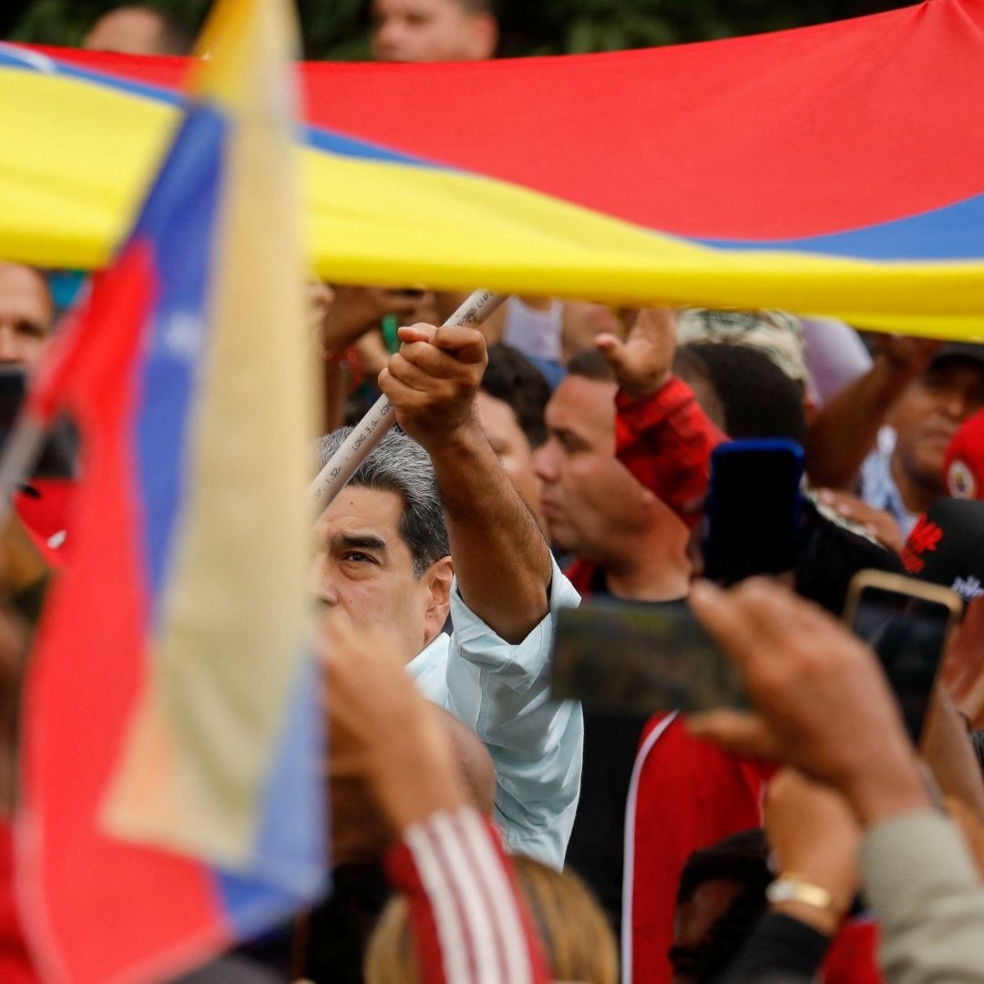 Nicolás Maduro ondea una bandera de Venezuela en marcha de la Batalla de Santa Inés.