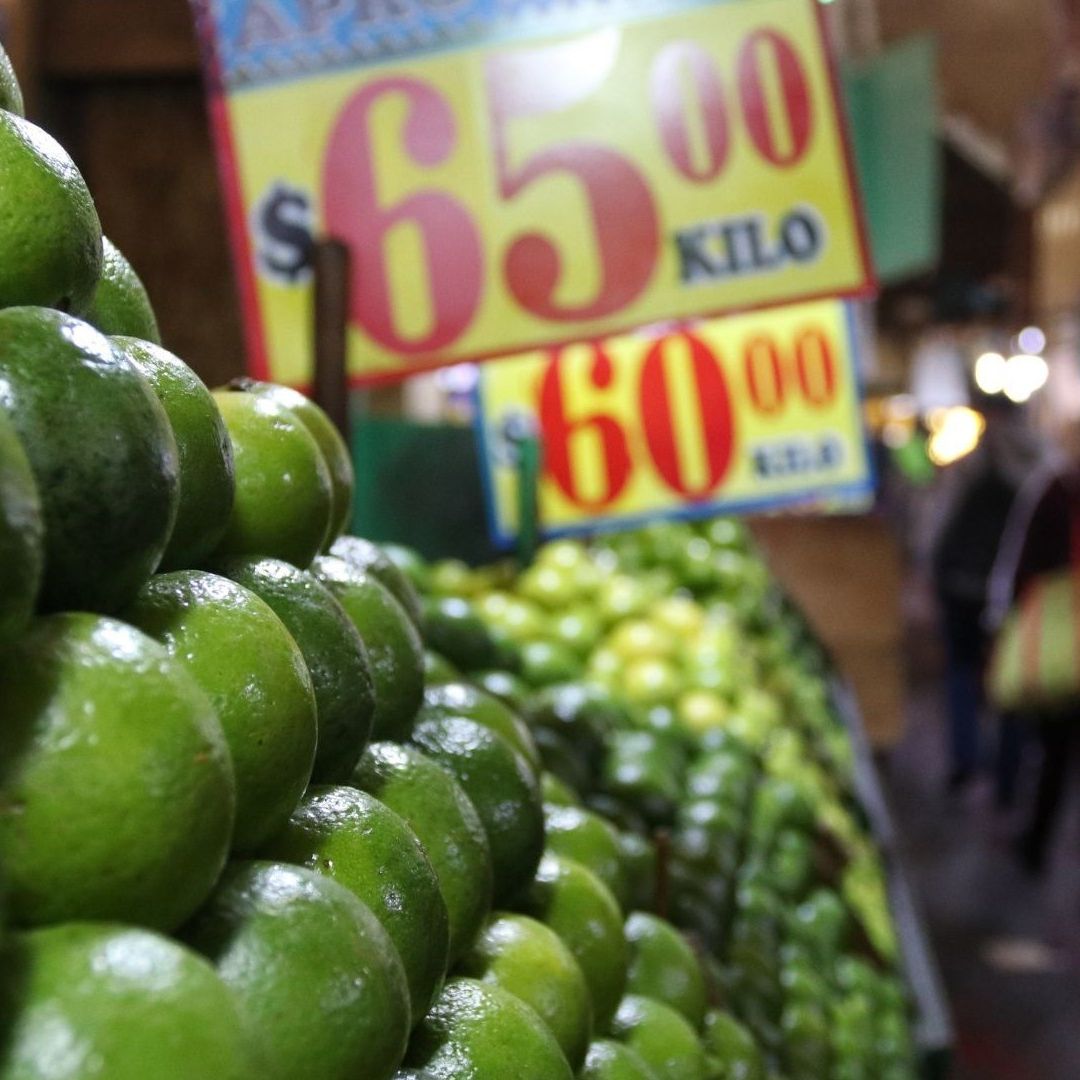 Puesto de venta de frutas y verduras exhibe limones