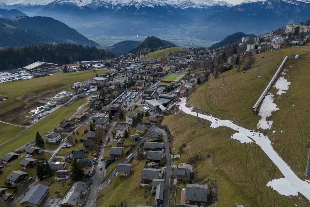 Las temperaturas cálidas dejaron con poca o nada de nieve a las montañas, afectando los centros de esquí