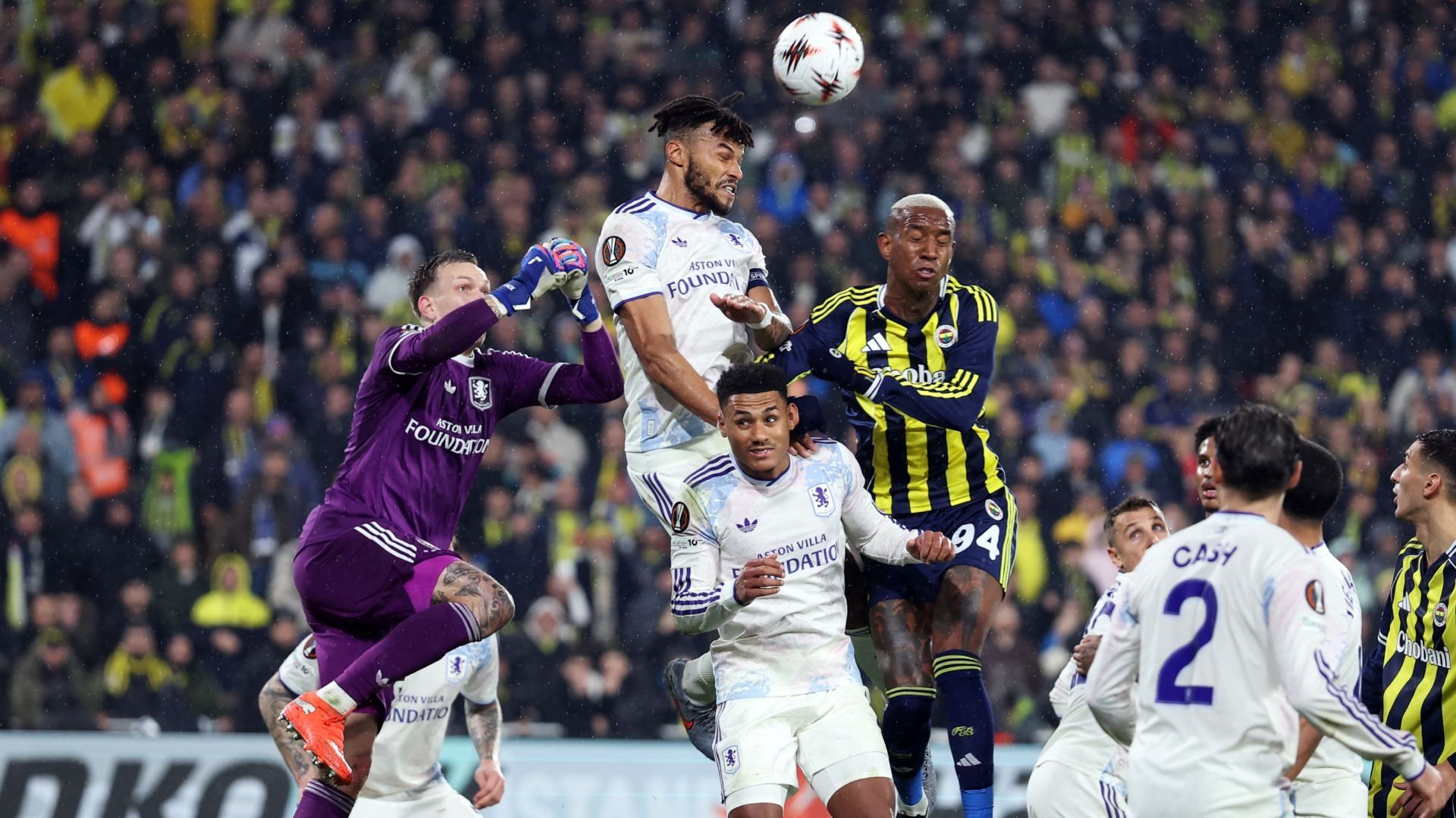 El partido Fenerbahce vs Aston Villa de la Europa League se jugó en el Chobani Stadyum de Estambul, Turquía.