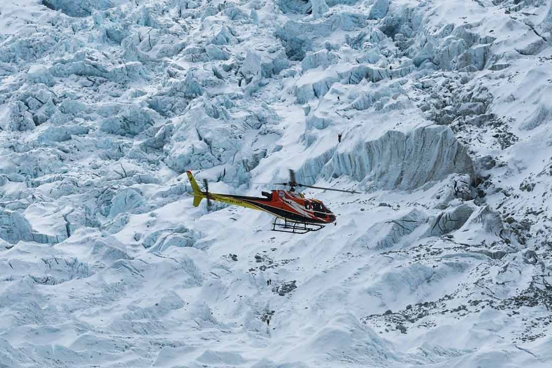 Prohíben vuelos no esenciales de helicópteros en Nepal tras muerte de mexicanos cerca de Everest