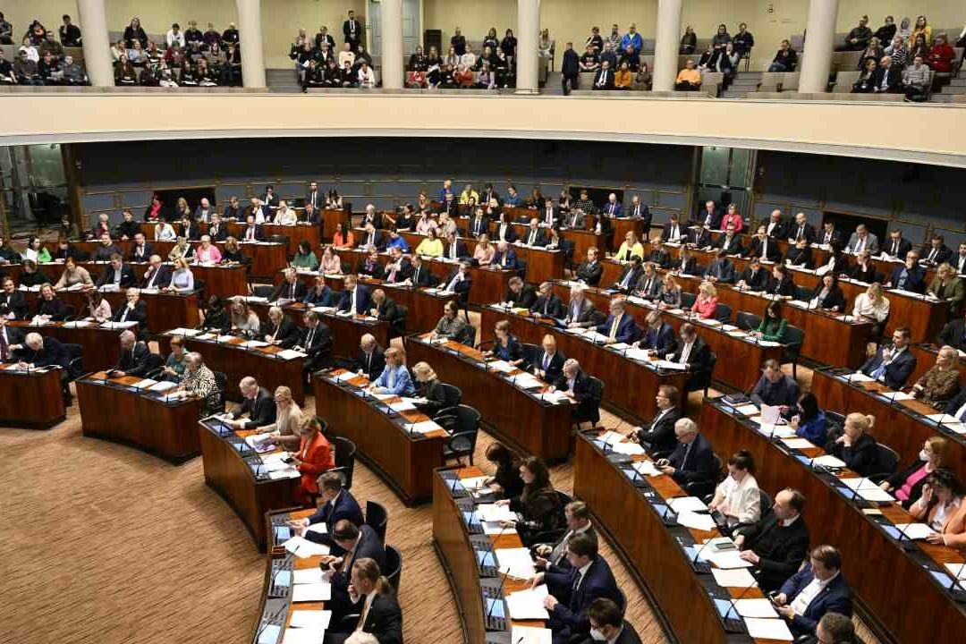 Parlamento de Finlandia aprueba por adelantado ingreso en OTAN