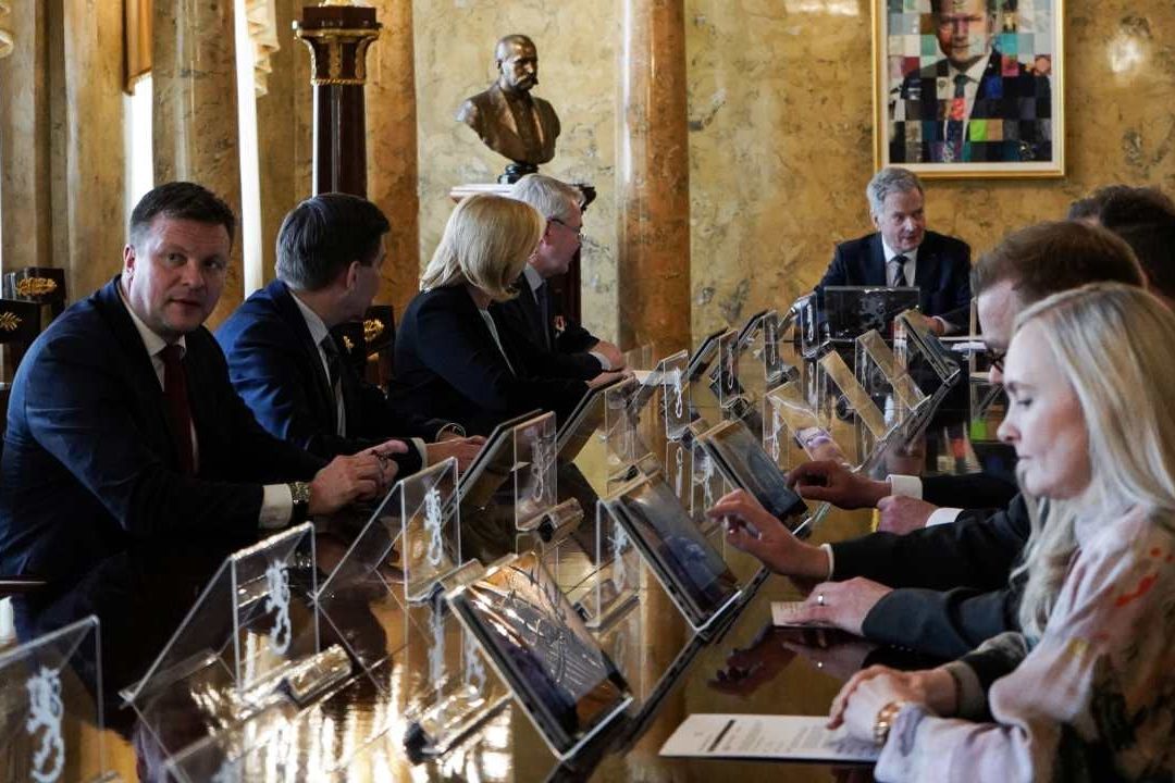 El presidente de Finlandia, Sauli Niinistö firmó las leyes de ingreso de ese país a la OTAN aprobadas por el parlamento