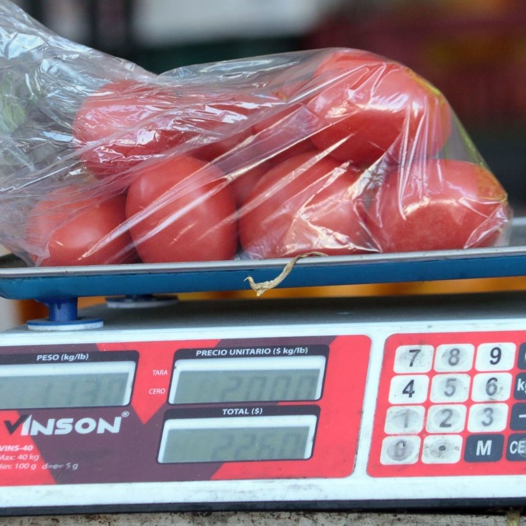 bolsa con jitomate sobre una báscula