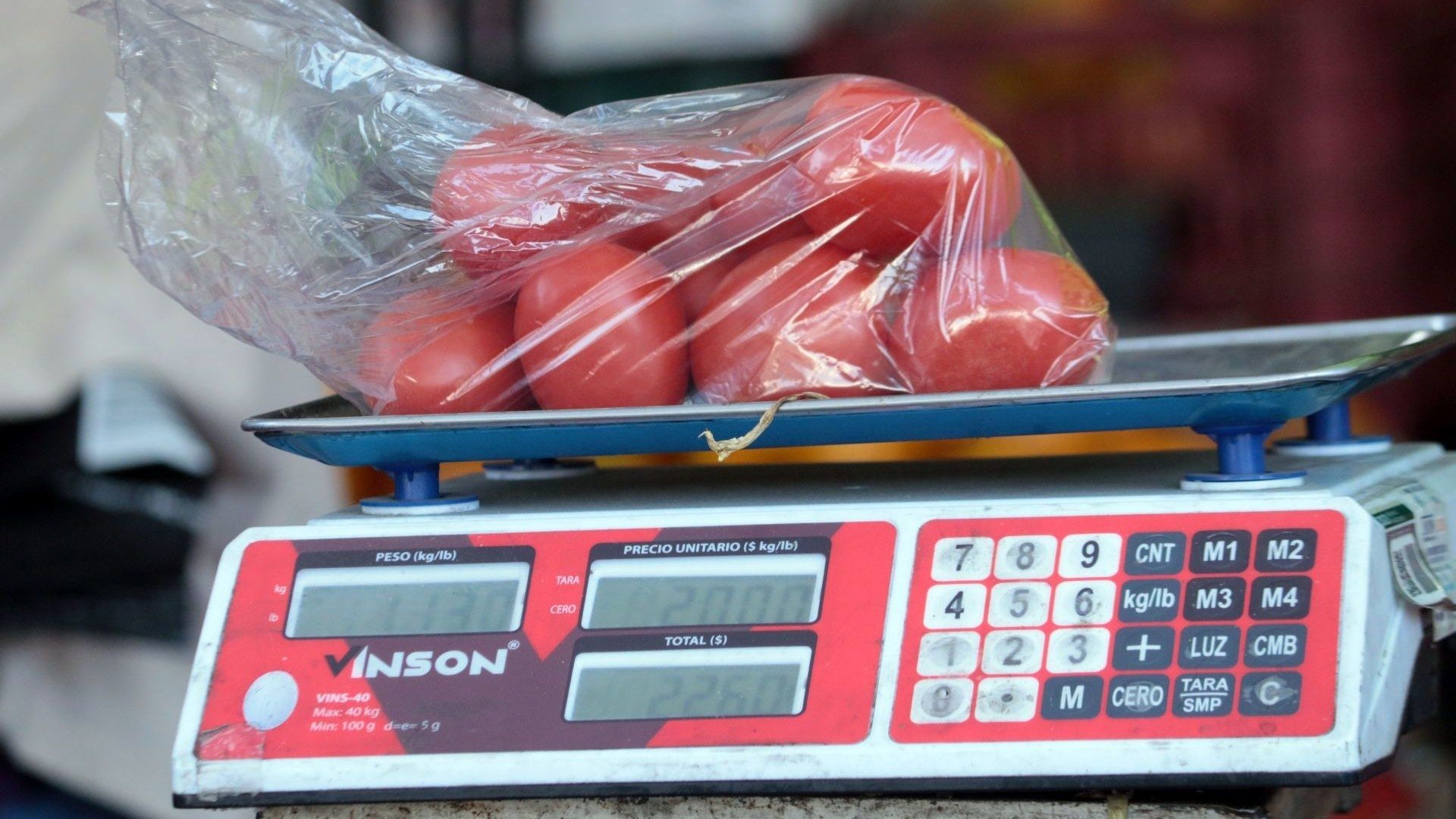 bolsa con jitomate sobre una báscula