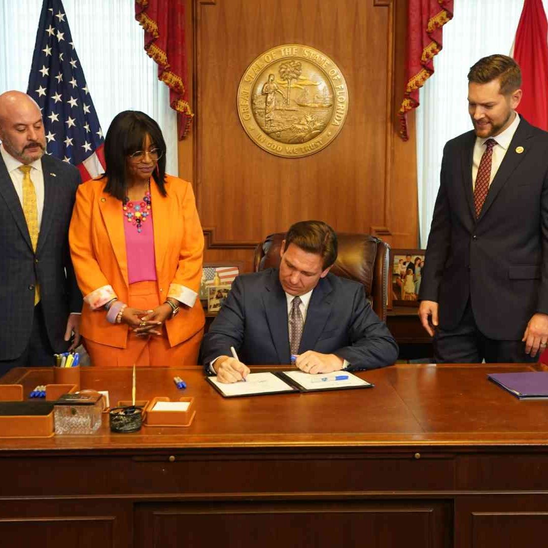 Las organizaciones pro inmigrantes y el Partido Demócrata de Florida han criticado el programa, sobre el que señalan forma parte de una estrategia de DeSantis para apuntalar su figura a nivel nacional entre los conservadores