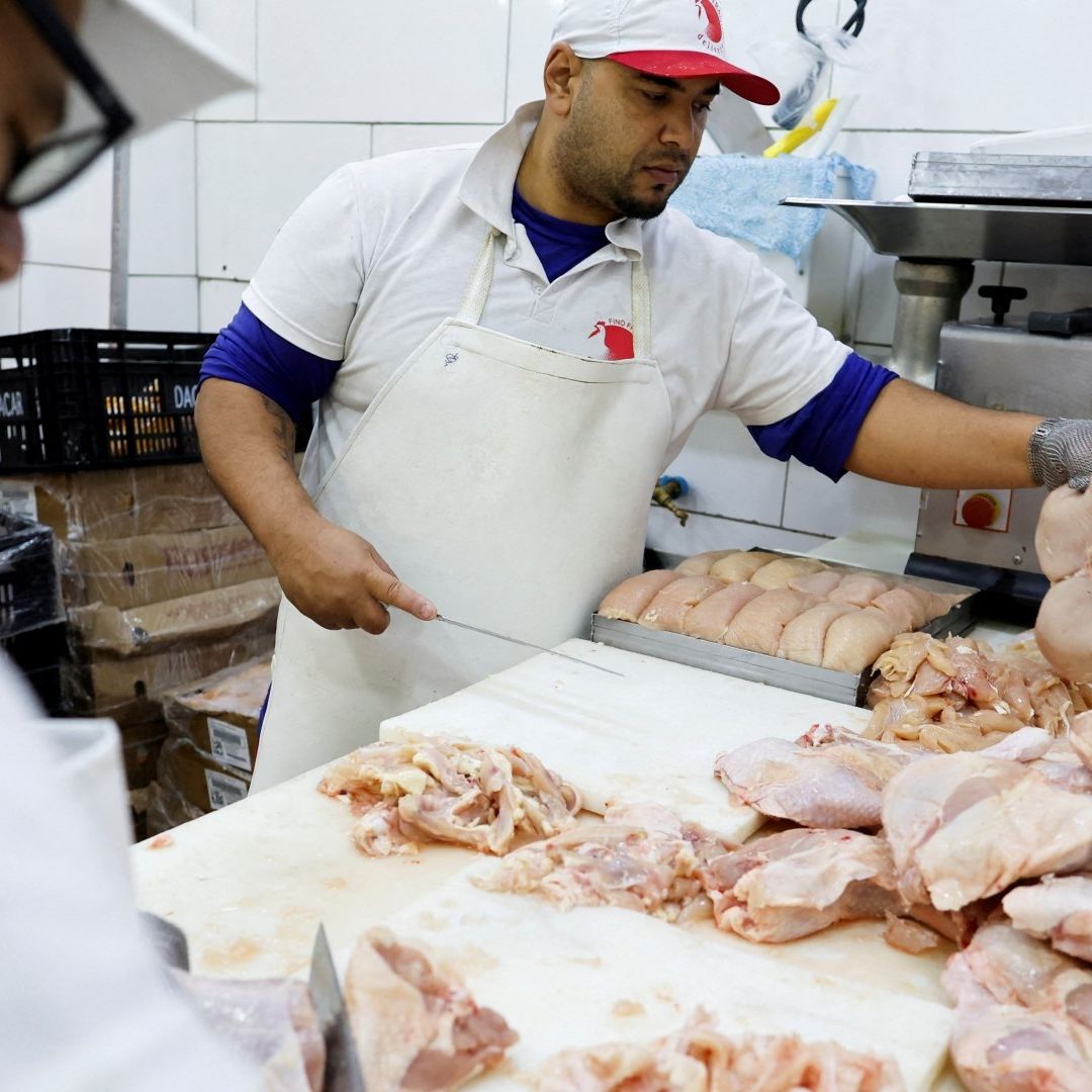Vendedores de pollo trabajan en un mercado en Sao Paulo, Brasil