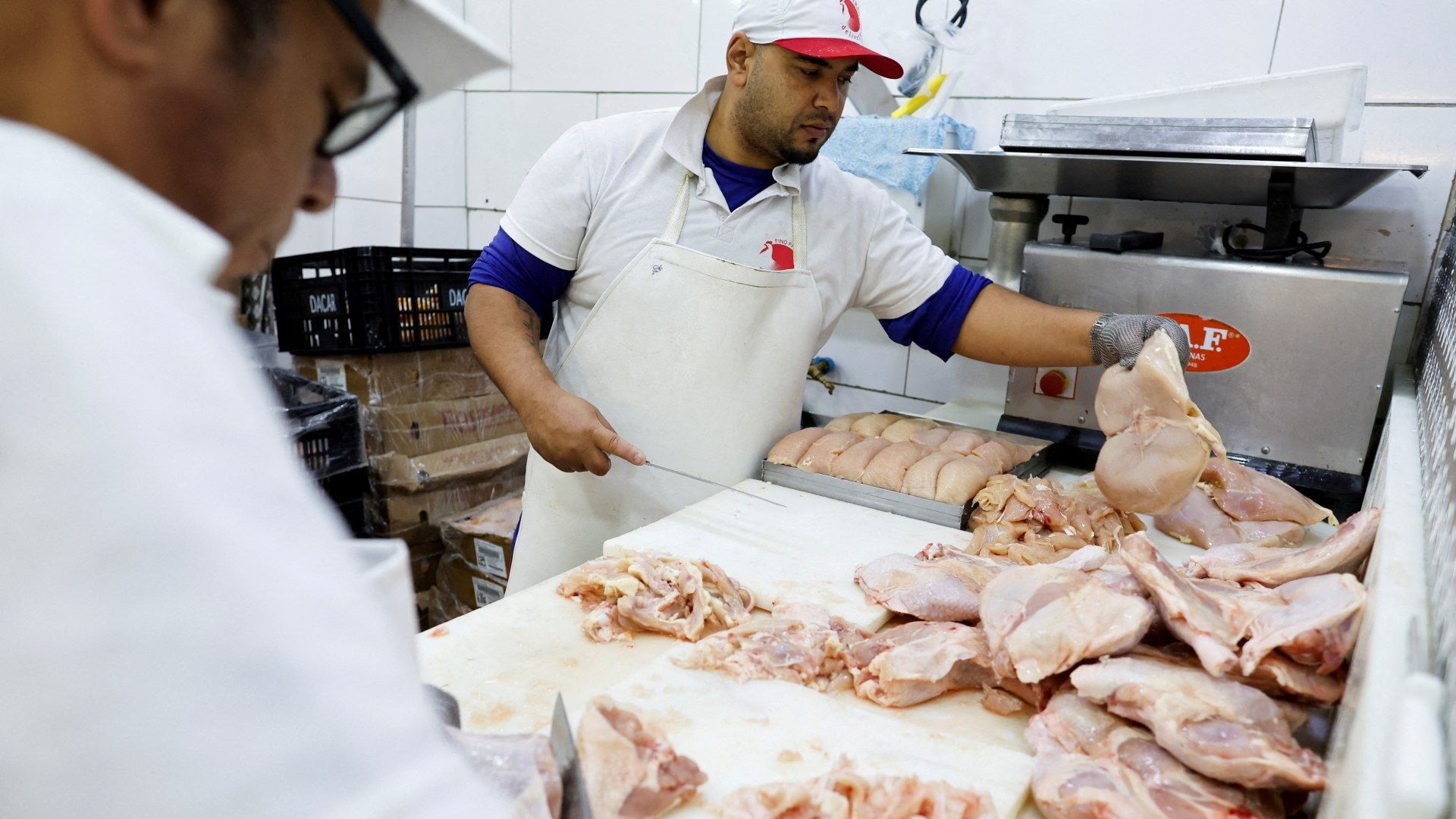 Vendedores de pollo trabajan en un mercado en Sao Paulo, Brasil