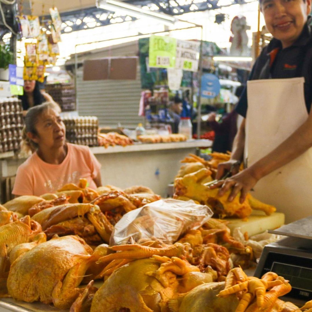 Venta de pollo en mercado público de la Ciudad de México