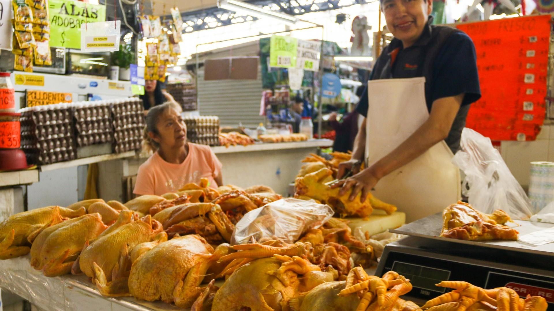 Venta de pollo en mercado público de la Ciudad de México