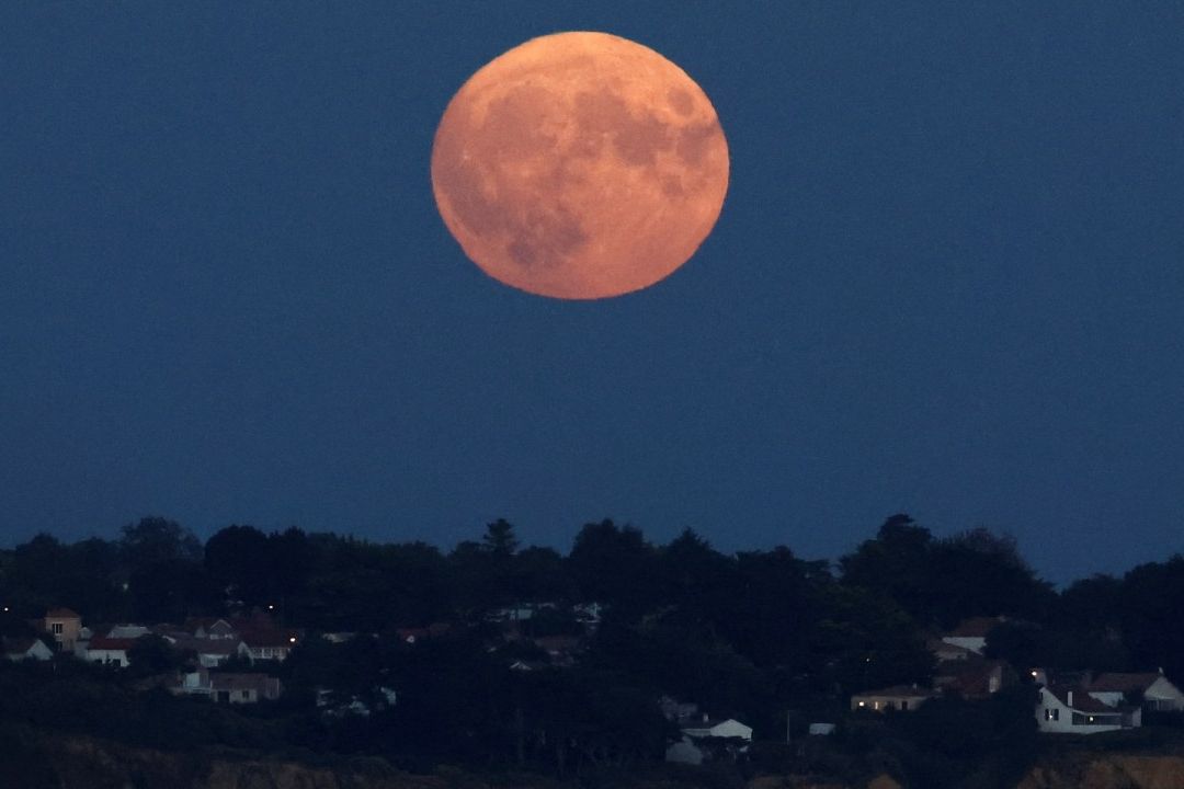 Superluna Coincide con Idalia y Aumenta las Mareas en Florida