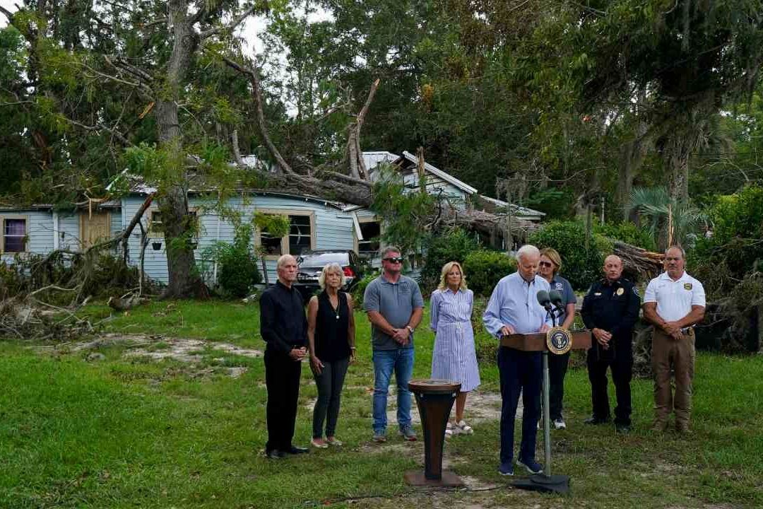 El presidente Joe Biden y su esposa, la primera dama Jill Biden, hicieron un reconocimiento aéreo por las zonas