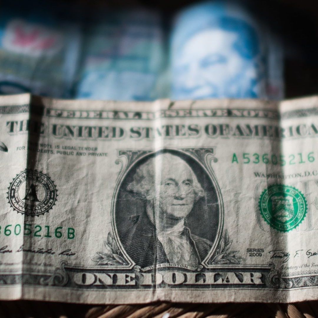 Peso Mexicano Sufre Caída Semanal en Viernes Negro por Miedo a Aranceles de Trump; Así Cotiza