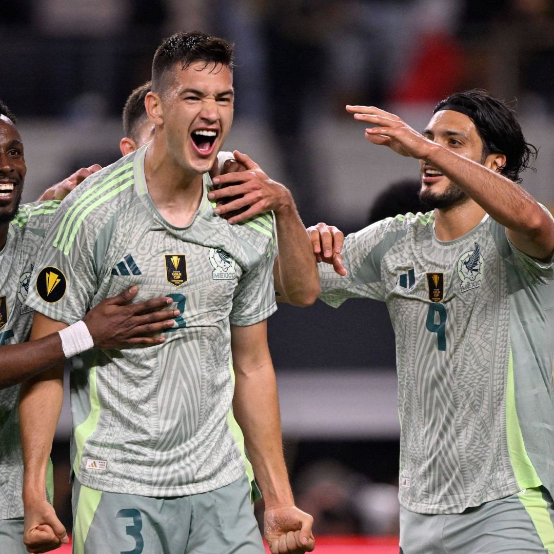 El defensa central César Montes anotó los dos goles que le dieron el triunfo a México ante Surinam, en la Copa Oro 2025.