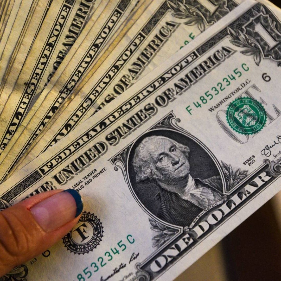 Peso Mexicano Rompe Racha Negativa y Gana tras Rumores sobre Despido de Powell de la Fed