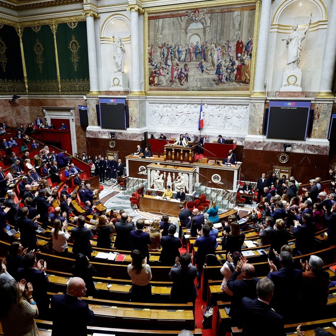 Diputados franceses aprobaron incluir el aborto en la Constitución de ese país.