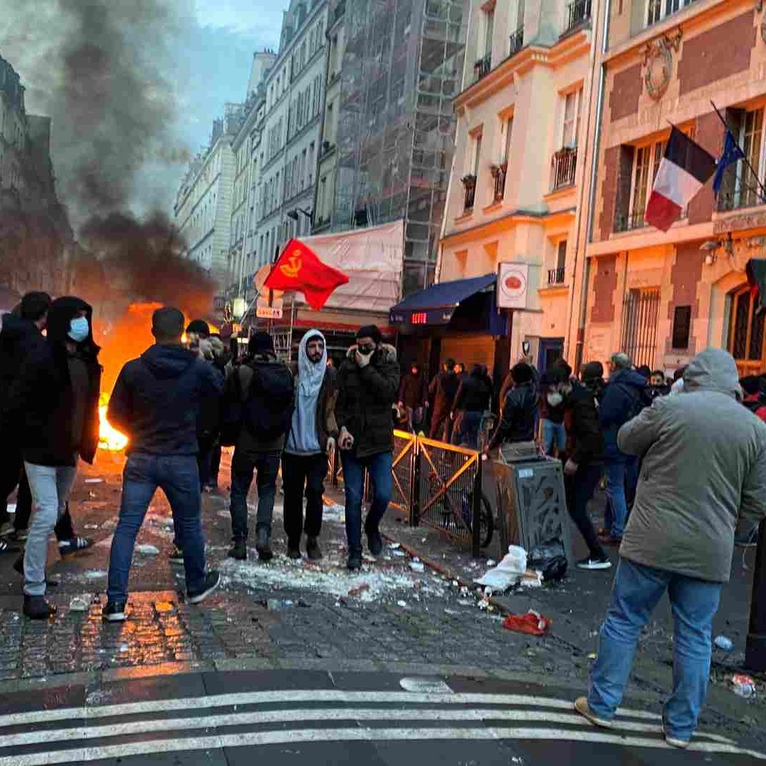 Policía lanza gases lacrimógenos para sofocar las protestas