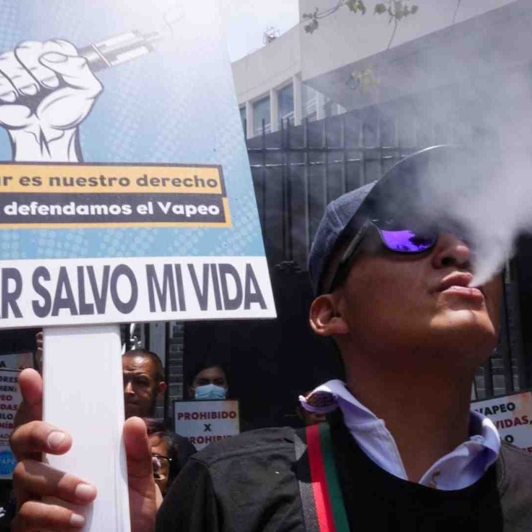 Un consumidor de vapeador fuma afuera del Senado de la República
