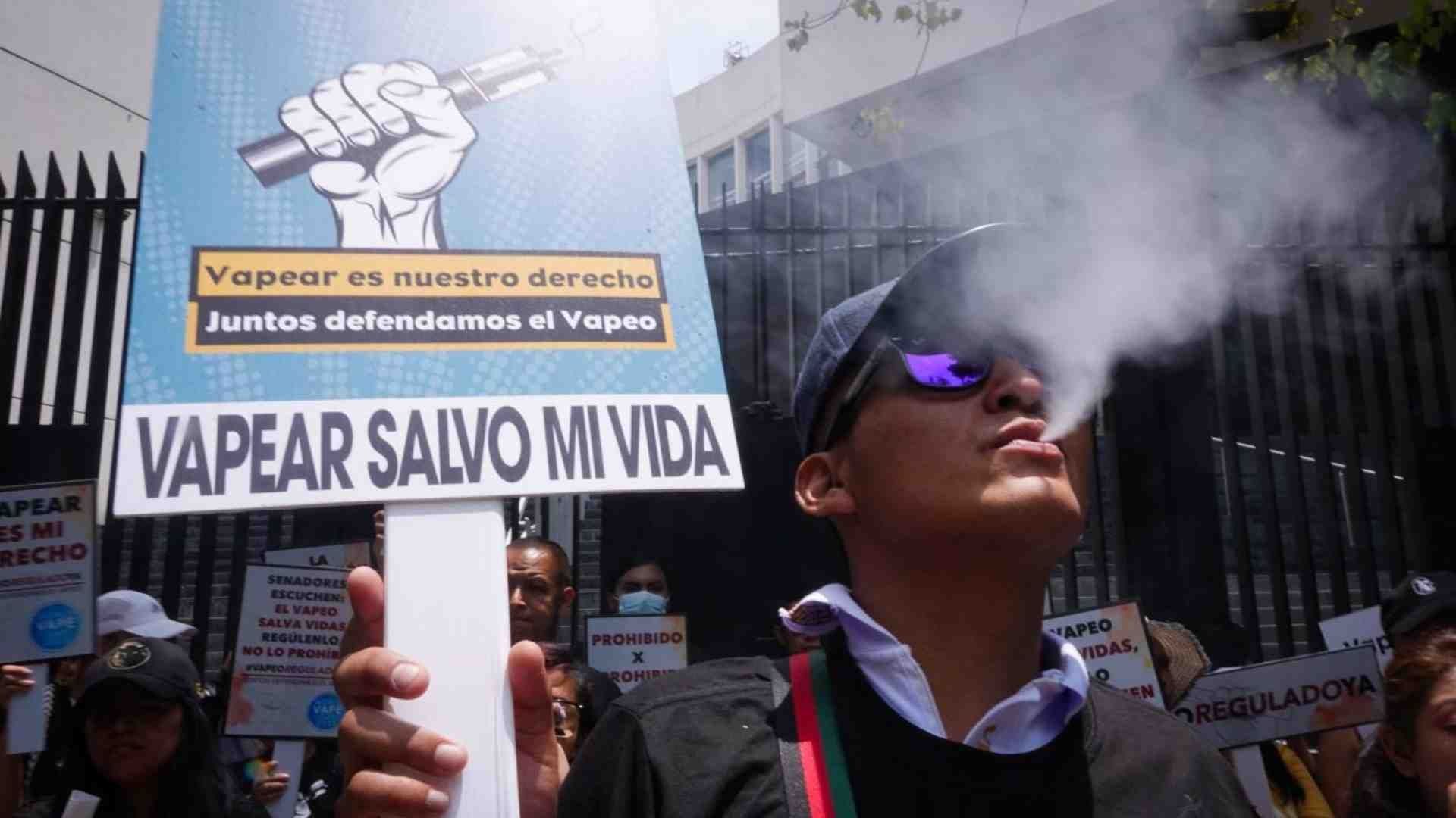 Un consumidor de vapeador fuma afuera del Senado de la República