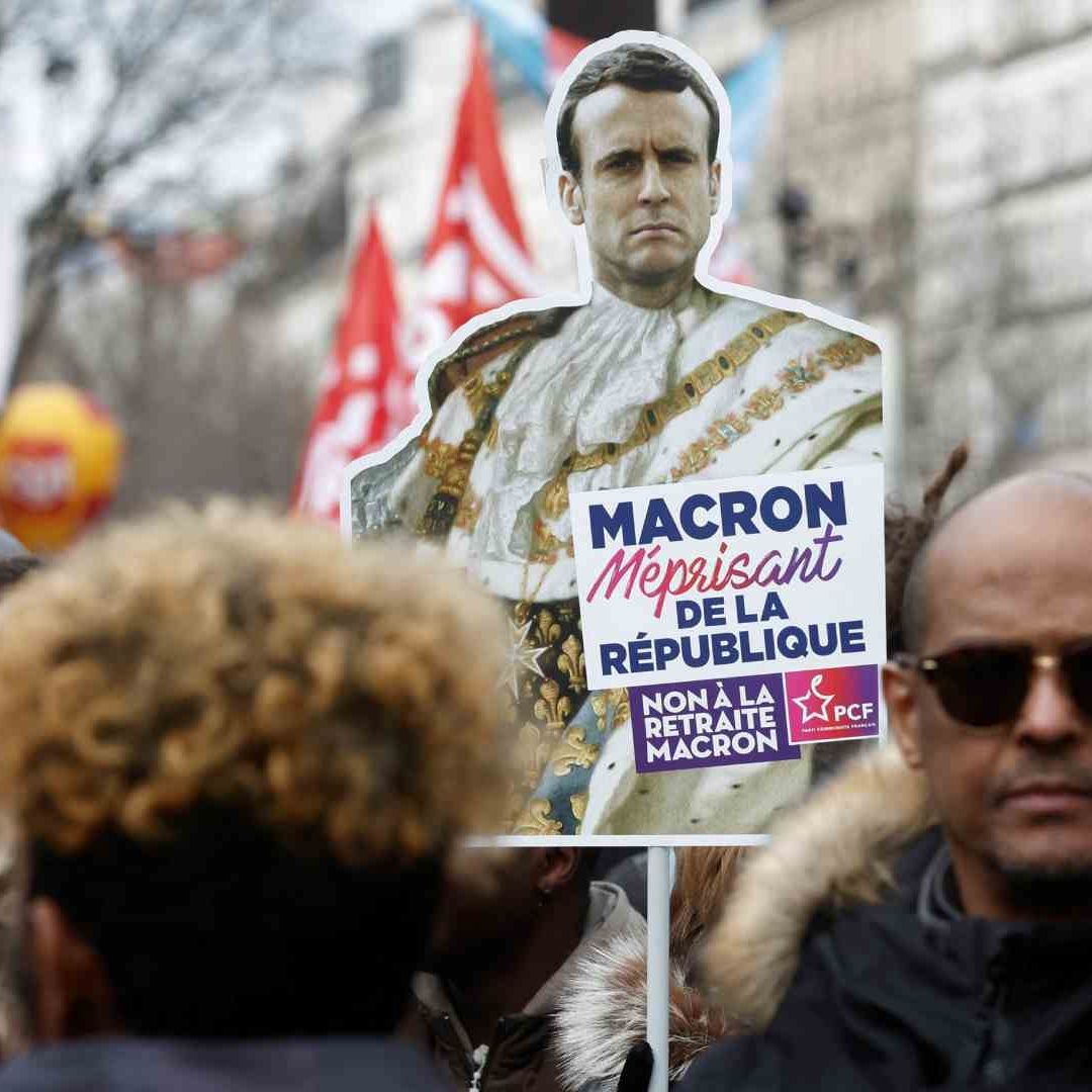 El principal eje de la reforma que promueve Macron es retrasar la edad mínima de jubilación dos años, de los 62 años actuales a los 64