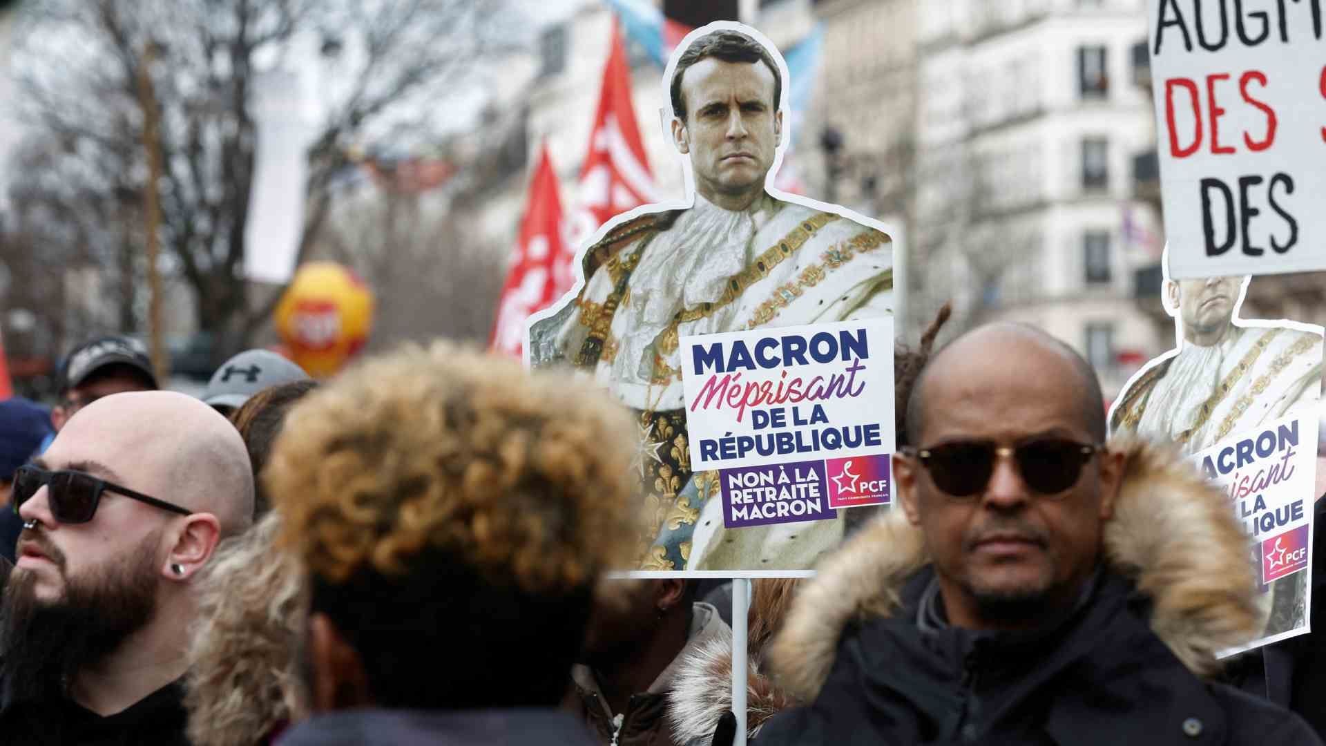 El principal eje de la reforma que promueve Macron es retrasar la edad mínima de jubilación dos años, de los 62 años actuales a los 64