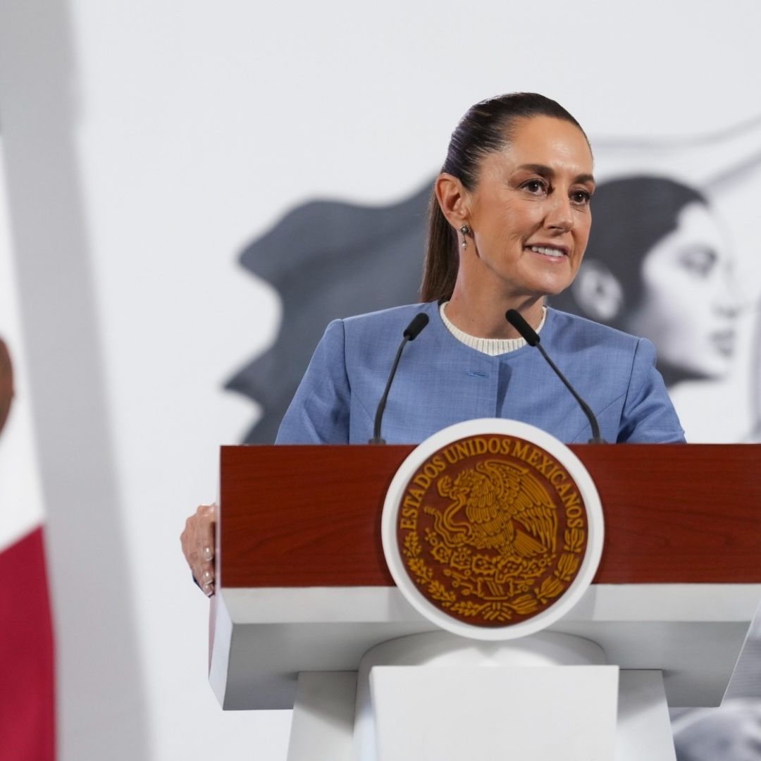 Claudia Sheinbaum sonríe durante conferencia de prensa