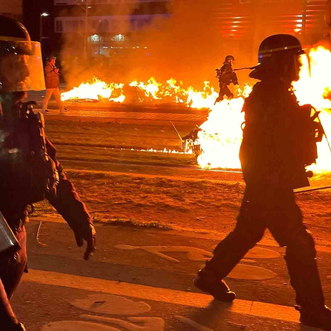 Más de 100 detenidos tras noche de protestas en Francia
