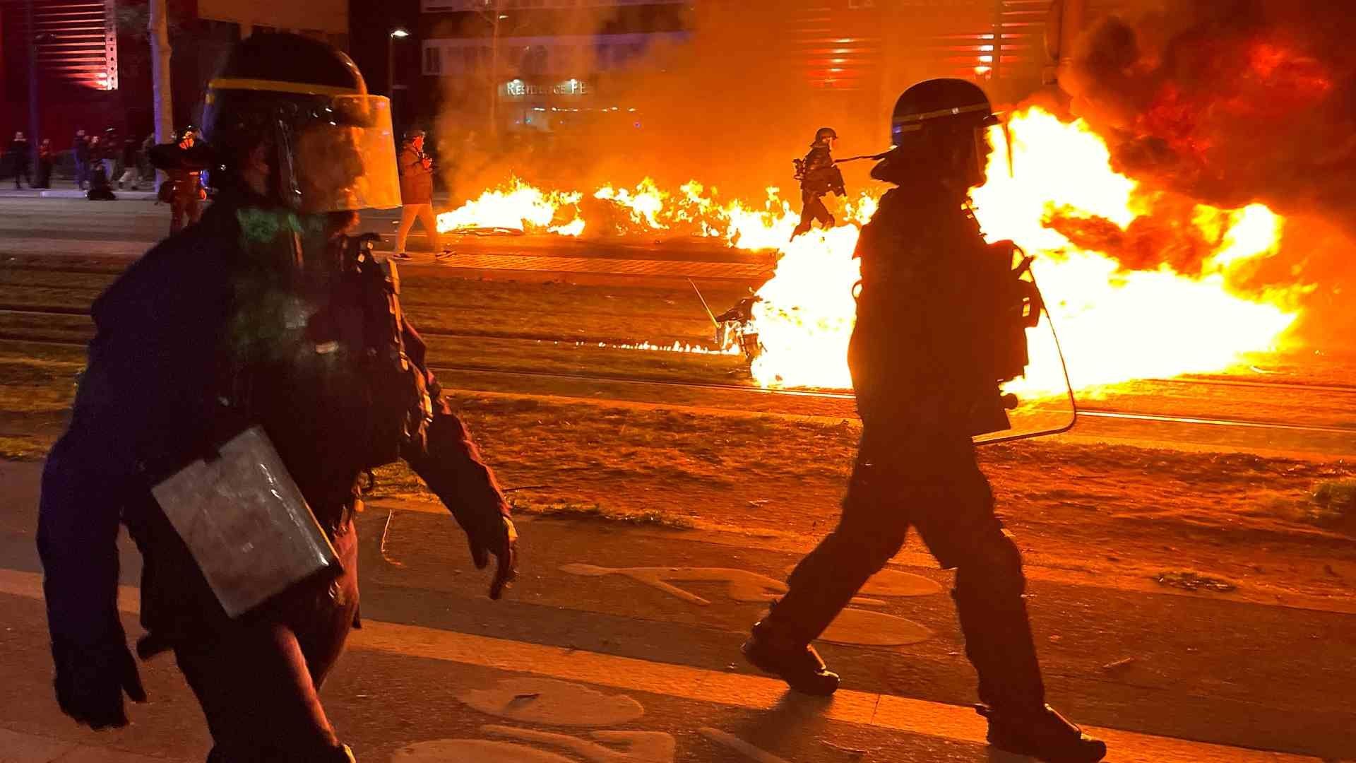 Más de 100 detenidos tras noche de protestas en Francia