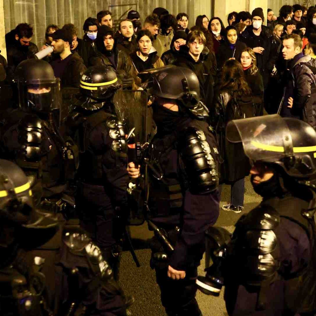 Otra noche de protestas en Francia deja casi 300 detenidos