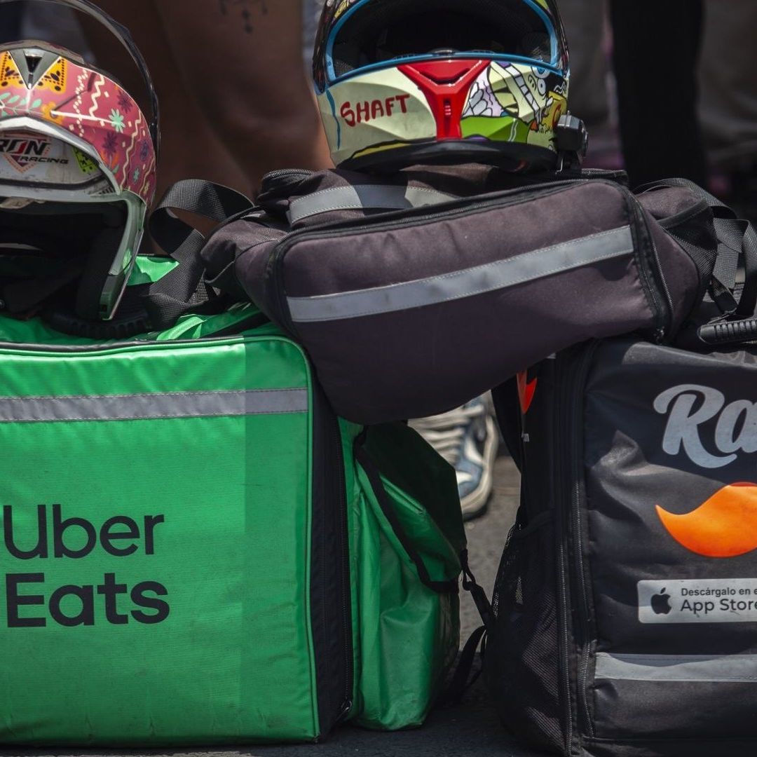 cascos de moto sobre mochilas de reparto