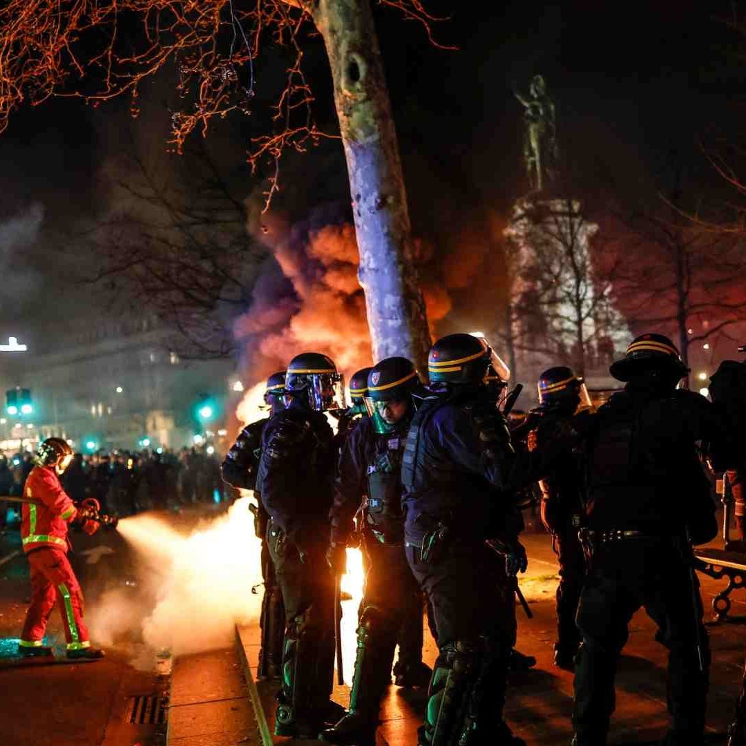 Bomberos franceses apagan un incendio durante los enfrentamientos con la policía antidisturbios durante manifestación contra reforma de las pensiones