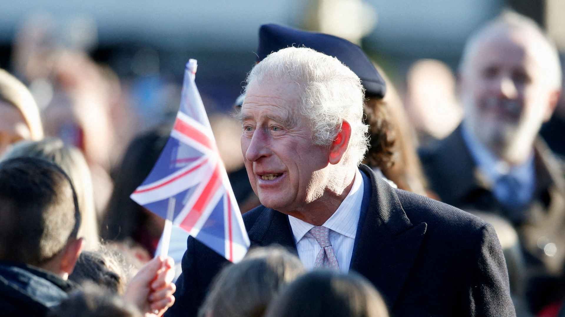 Visita del Rey Carlos III a Francia, Aplazada por Protestas