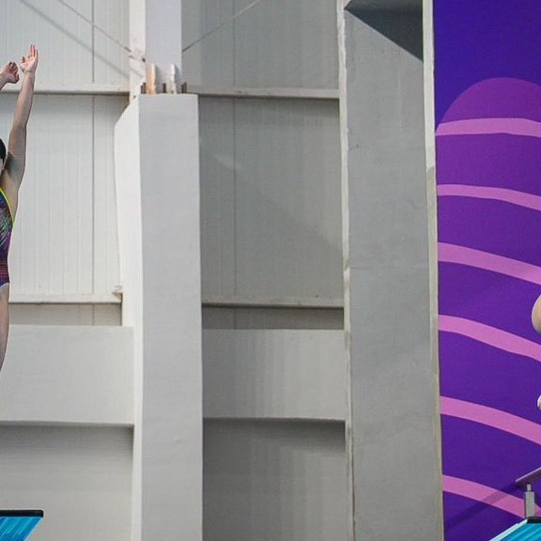 Las gemelas Mía y Lía durante su participación en la competencia de trampolín sincronizado de tres metros.
