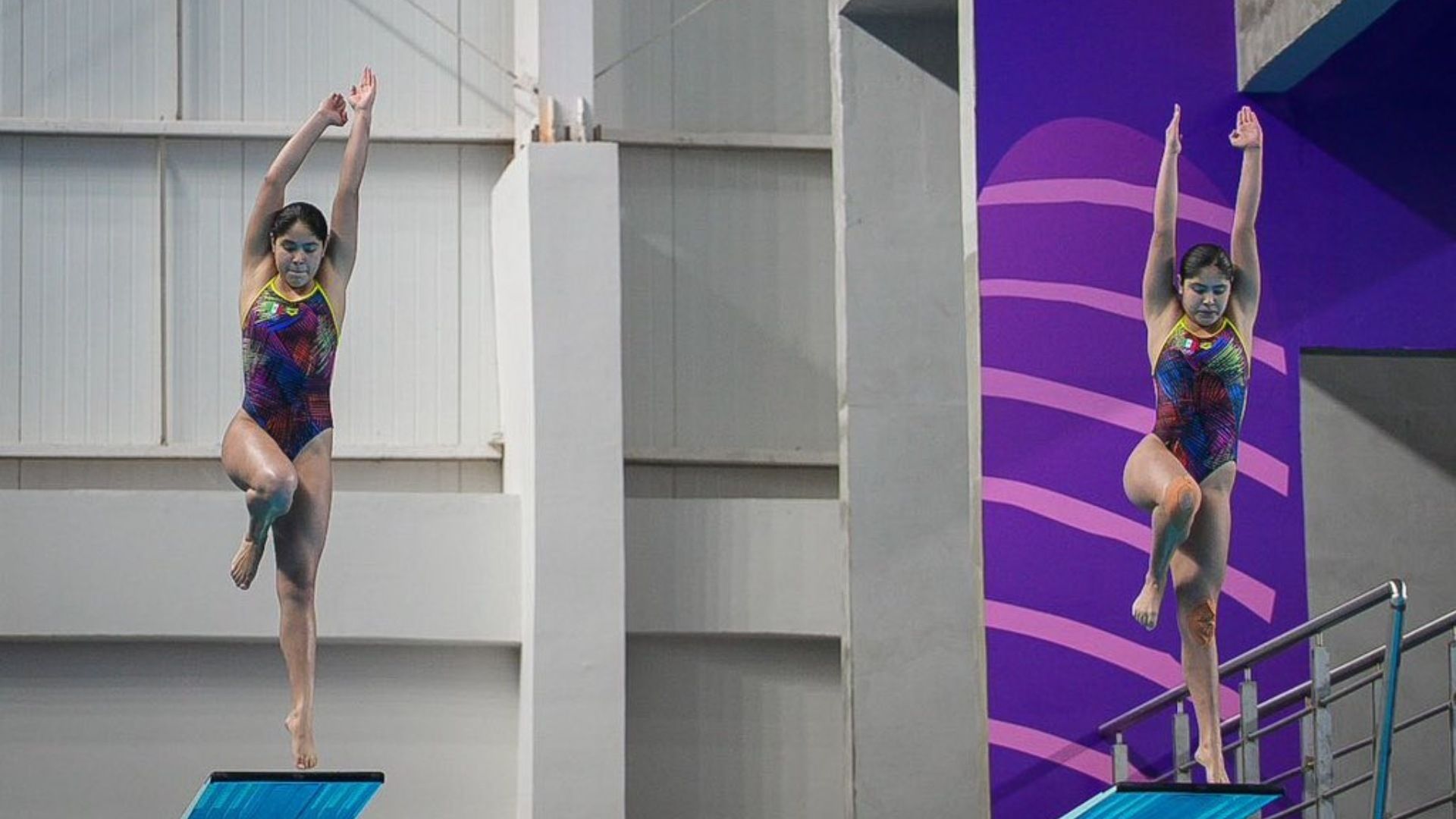 Las gemelas Mía y Lía durante su participación en la competencia de trampolín sincronizado de tres metros.