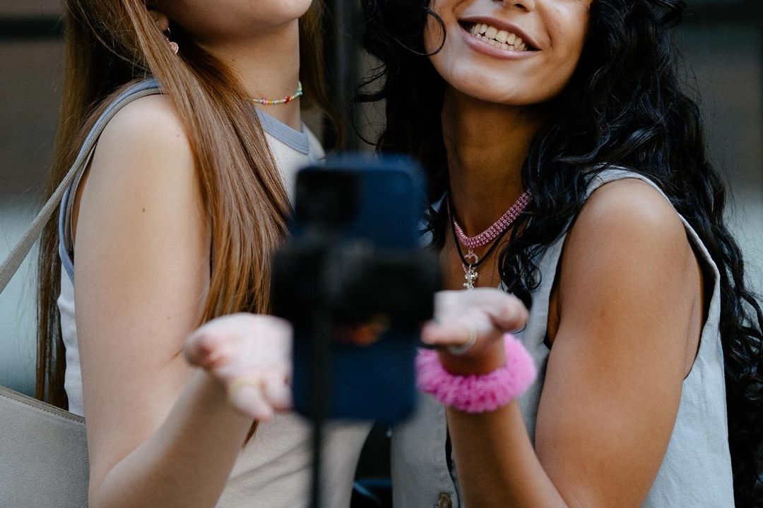 La ley francesa para regular influencers contempla castifos de multa o cárcel