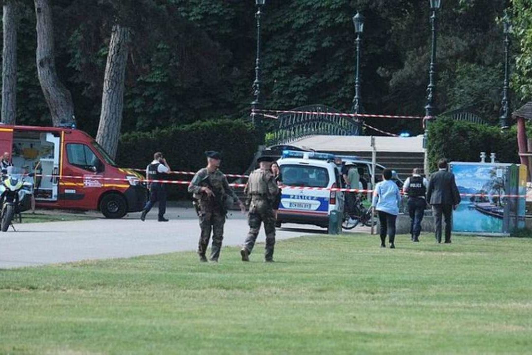 Hombre hiere a 6 niños en ataque con cuchillo en Francia