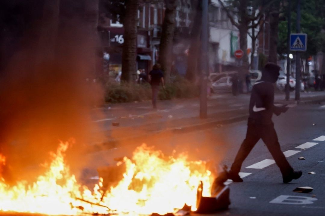Toque queda en dos ciudades de Francia por ola de disturbios
