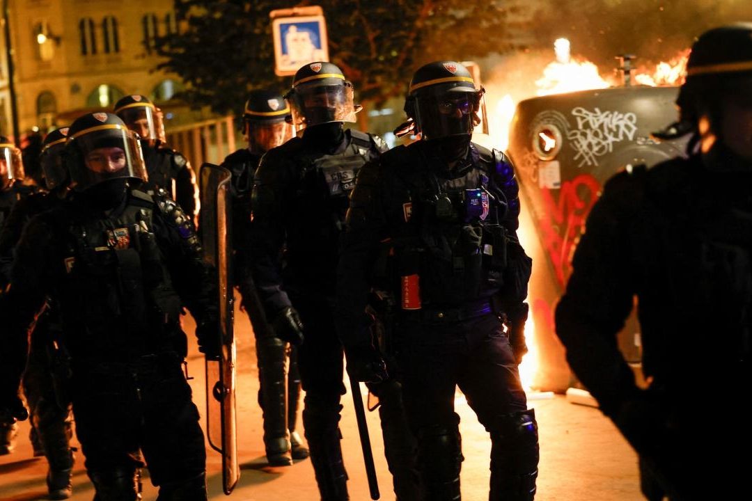 Manifestantes Chocan con Policía en Francia por Muerte de Joven