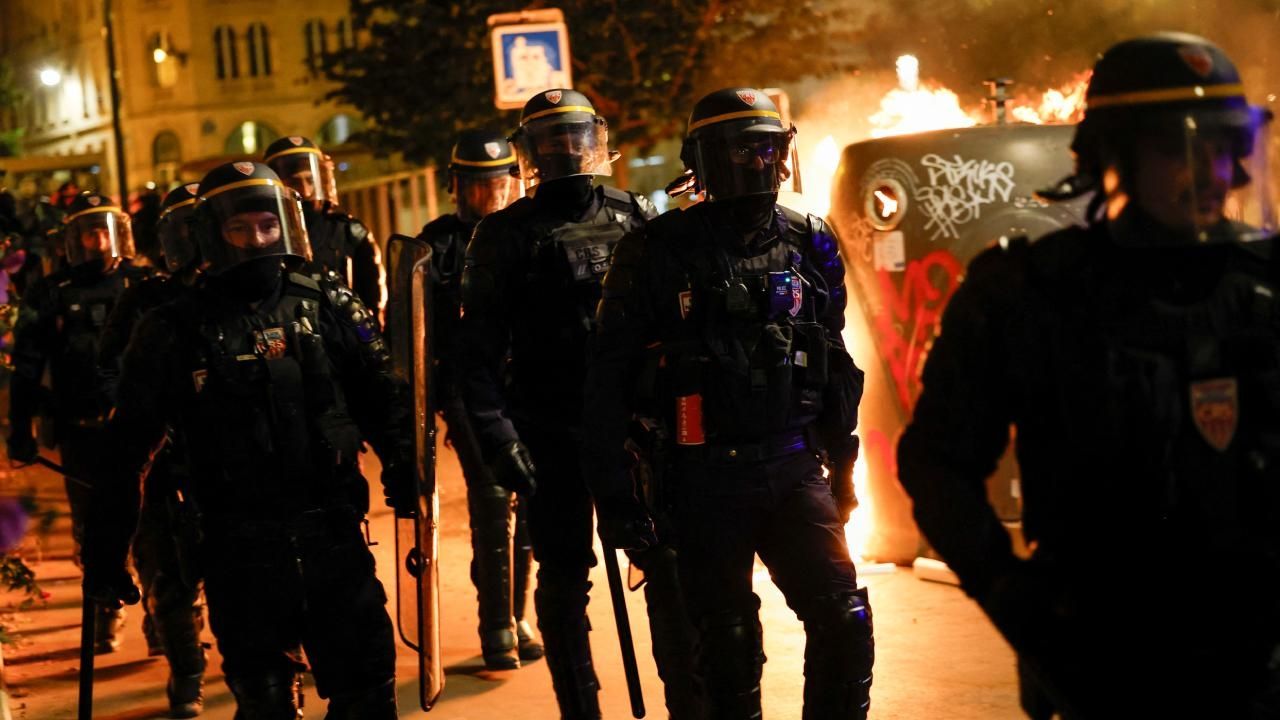 Manifestantes Chocan con Policía en Francia por Muerte de Joven