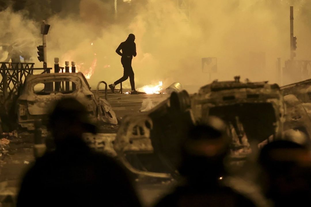 Disturbios generalizados en Francia por abuso policiaco contra un joven de 17 años