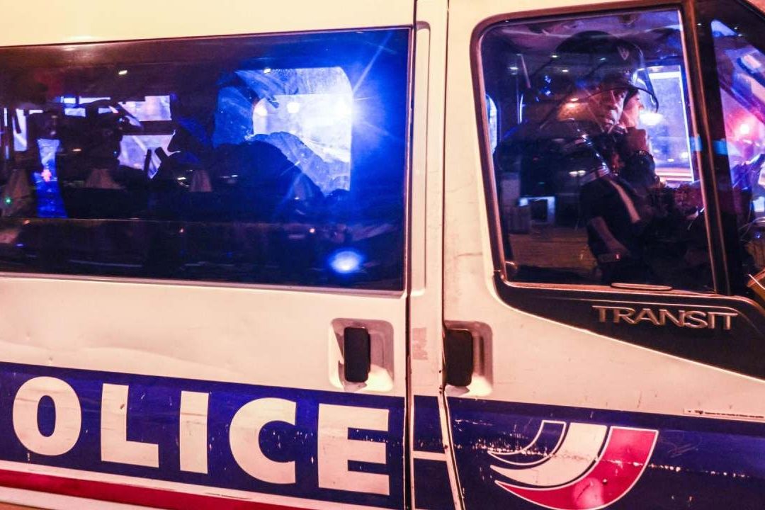 Estrellan Auto contra Casa de un Alcalde en Francia